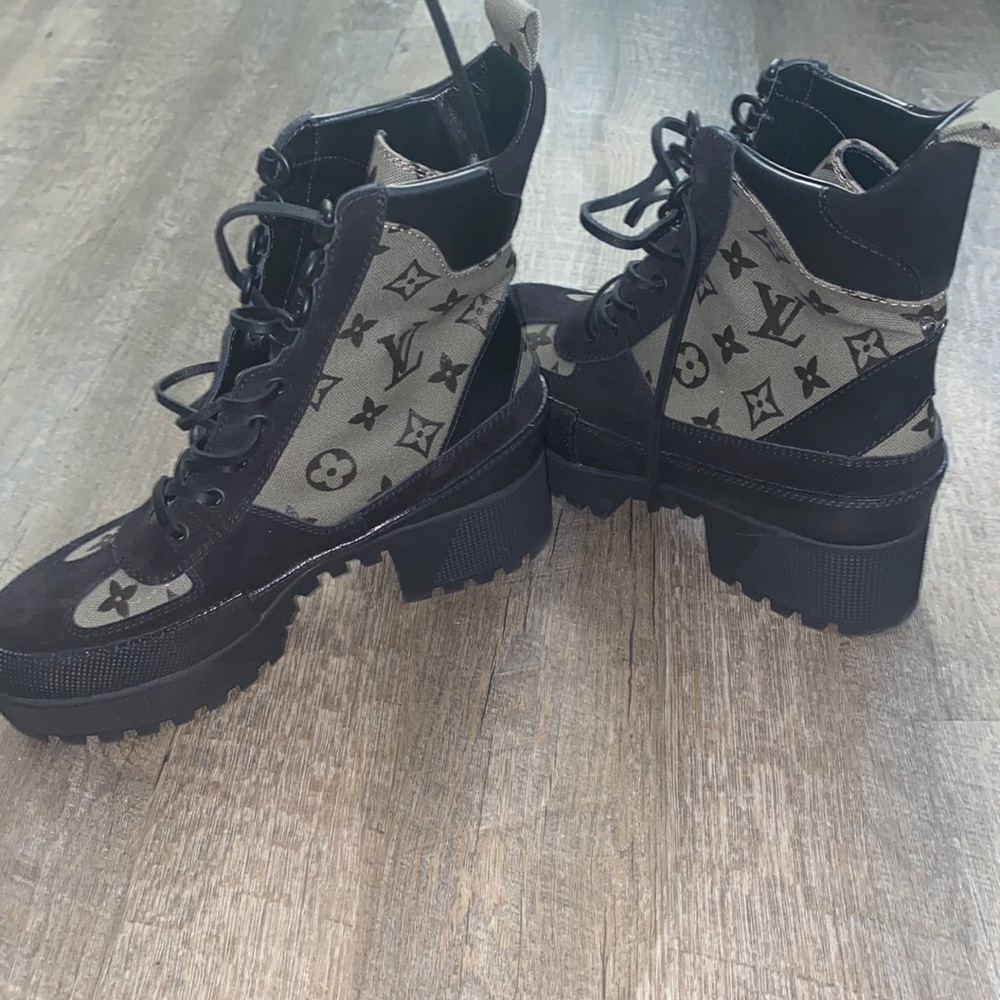 Louis Vuitton boots size 39
